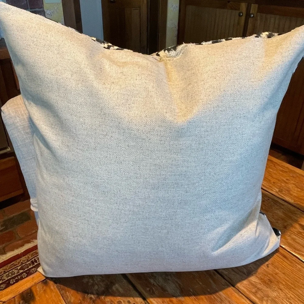 MD Home, NWOT Pillow  cover, dk. Navy and white